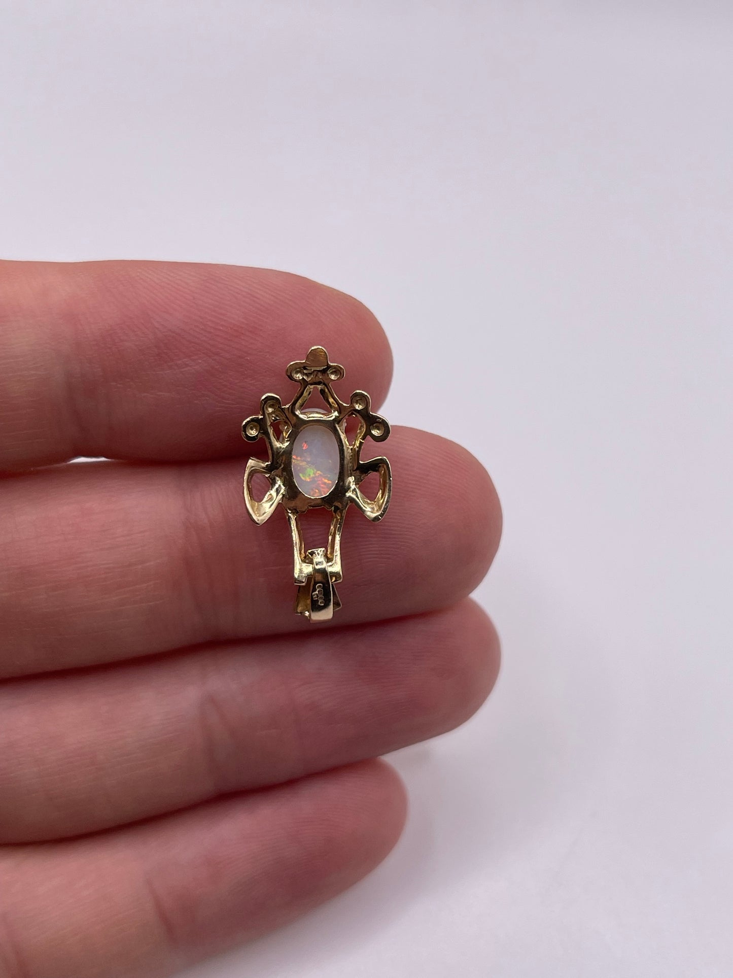 9ct gold opal pendant