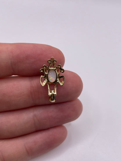 9ct gold opal pendant