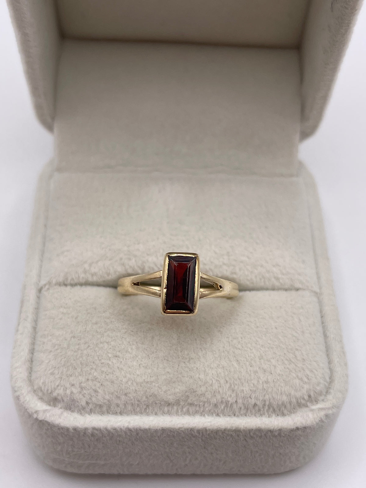 9ct gold garnet ring