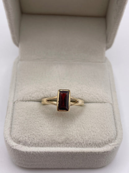 9ct gold garnet ring