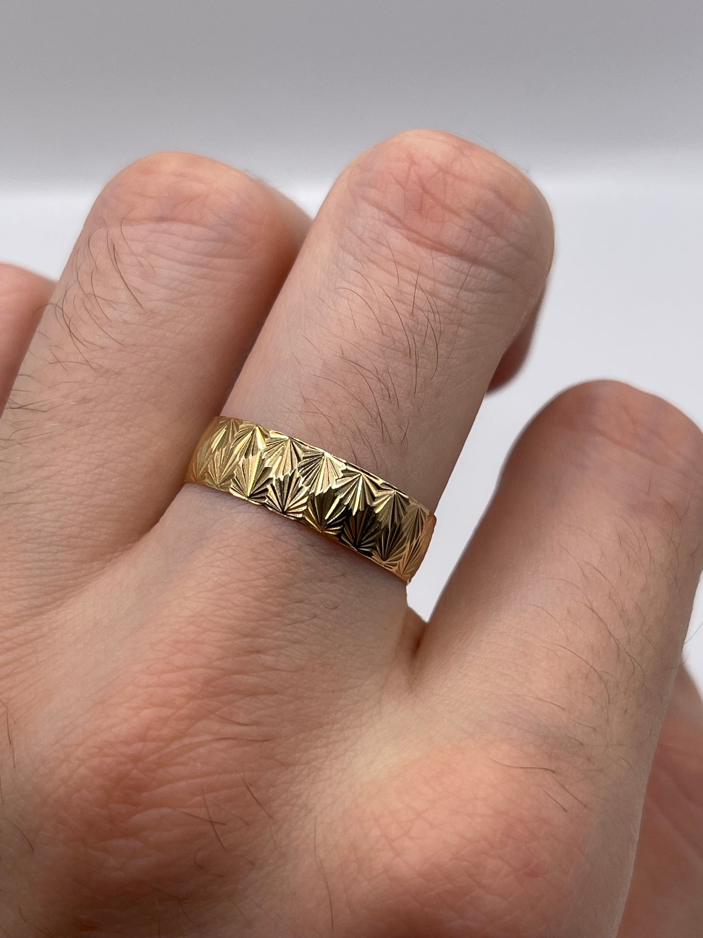 9ct gold patterned band