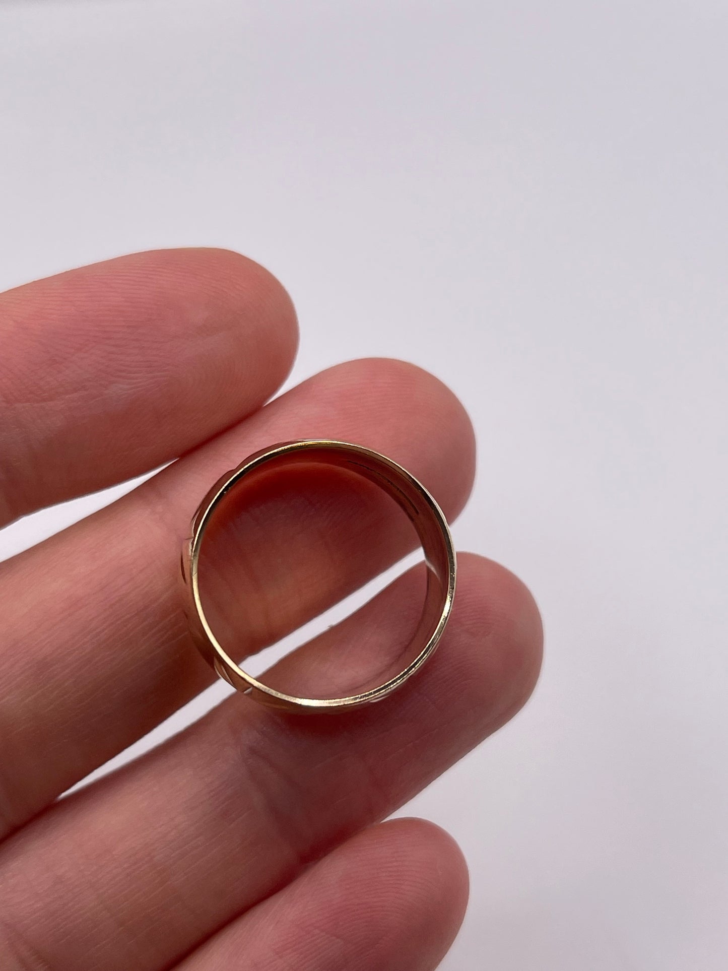9ct gold patterned band