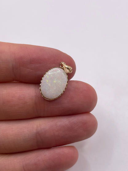 9ct gold opal pendant