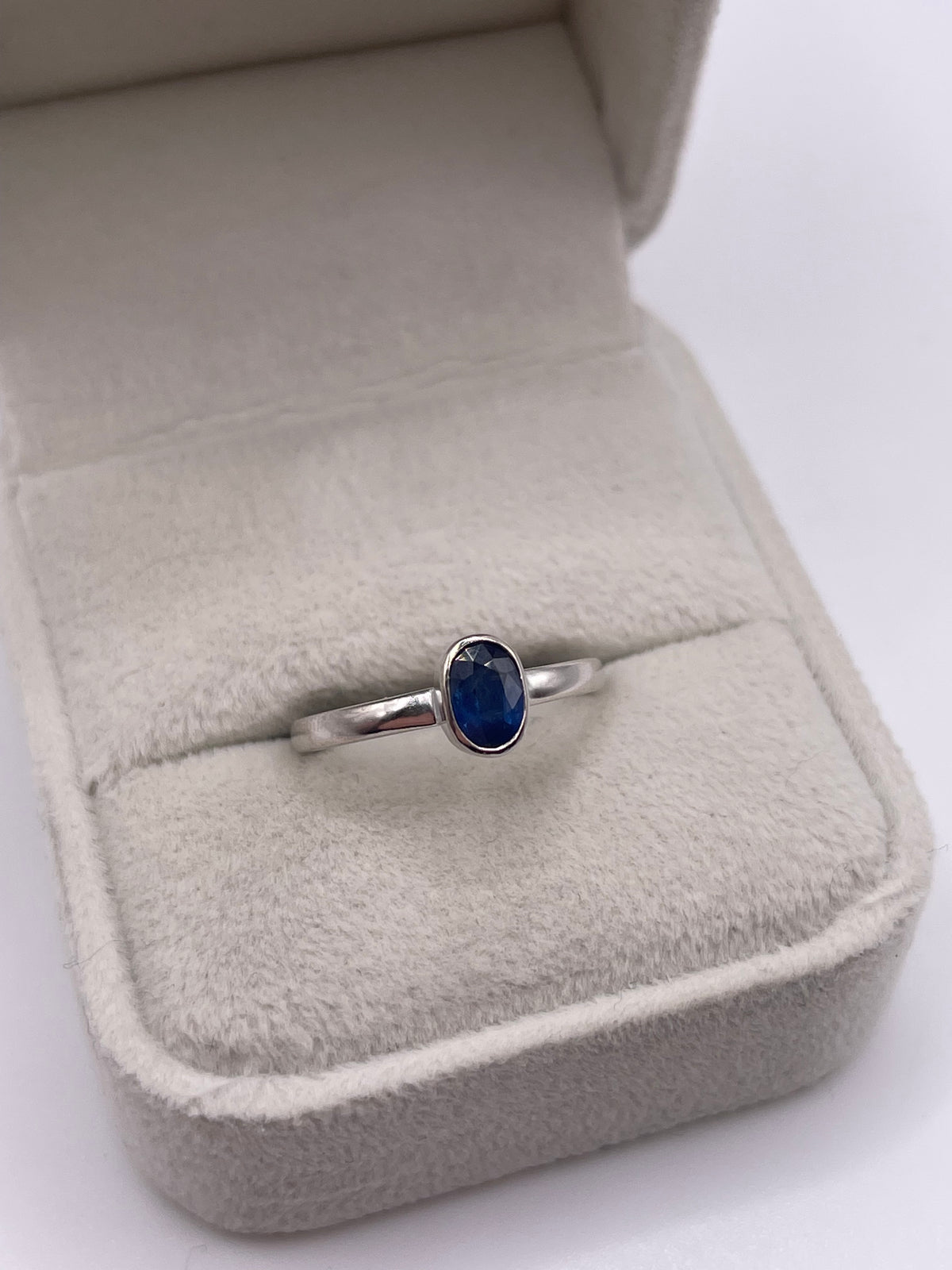 18ct white gold sapphire ring