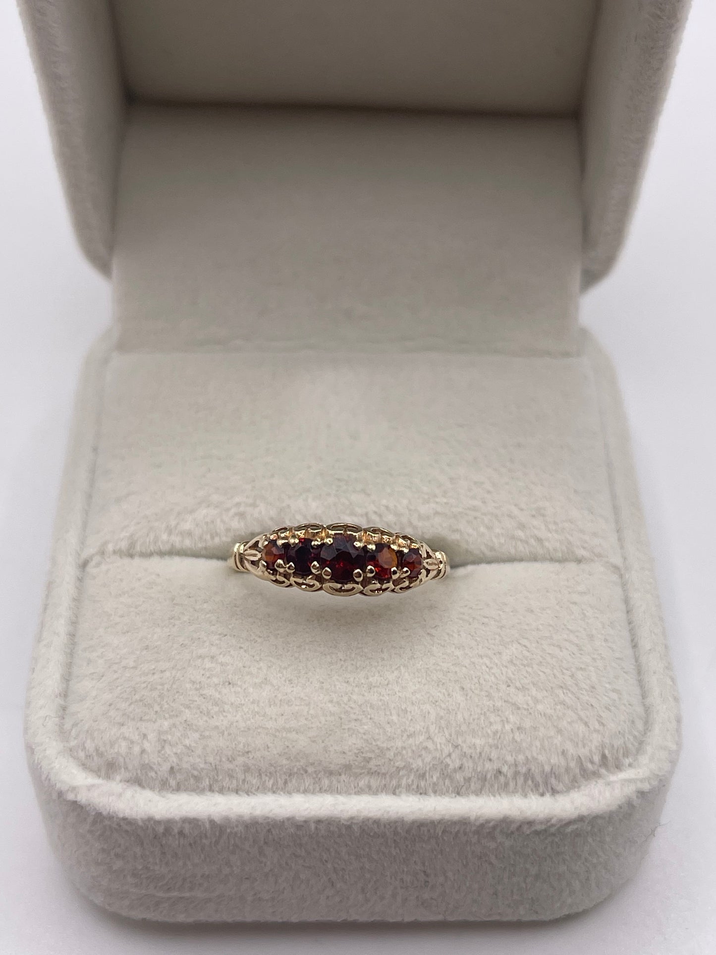 9ct gold garnet ring