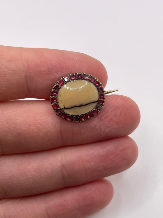 Georgian 9ct gold agate and garnet brooch
