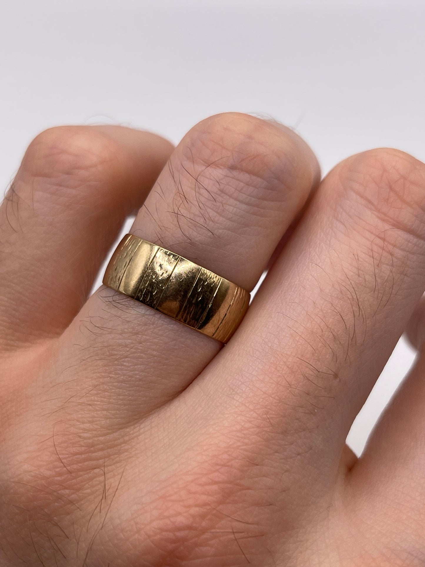 9ct gold patterned band