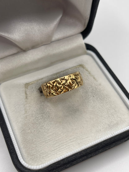 9ct gold engraved band