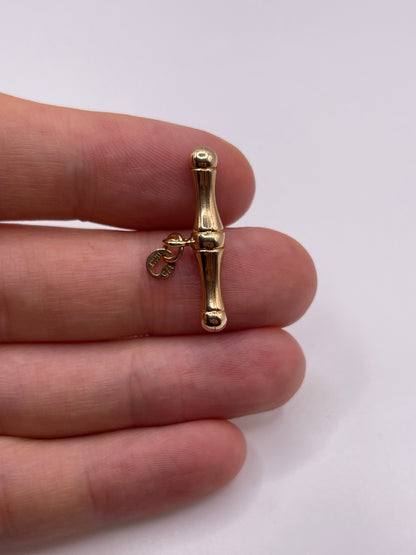 9ct gold t bar pendant