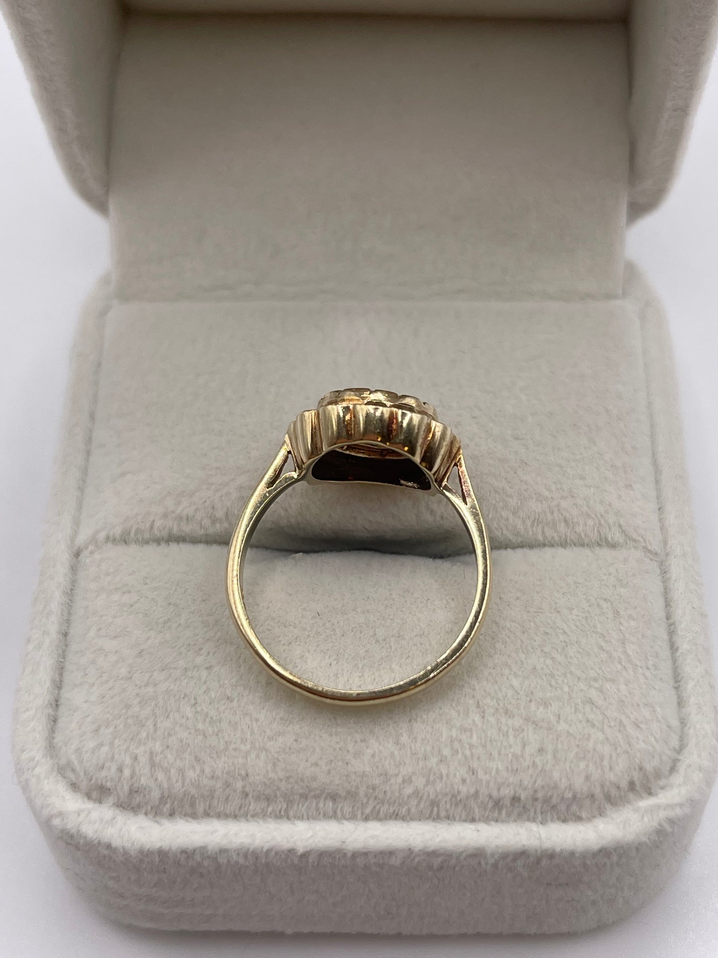 9ct gold garnet ring