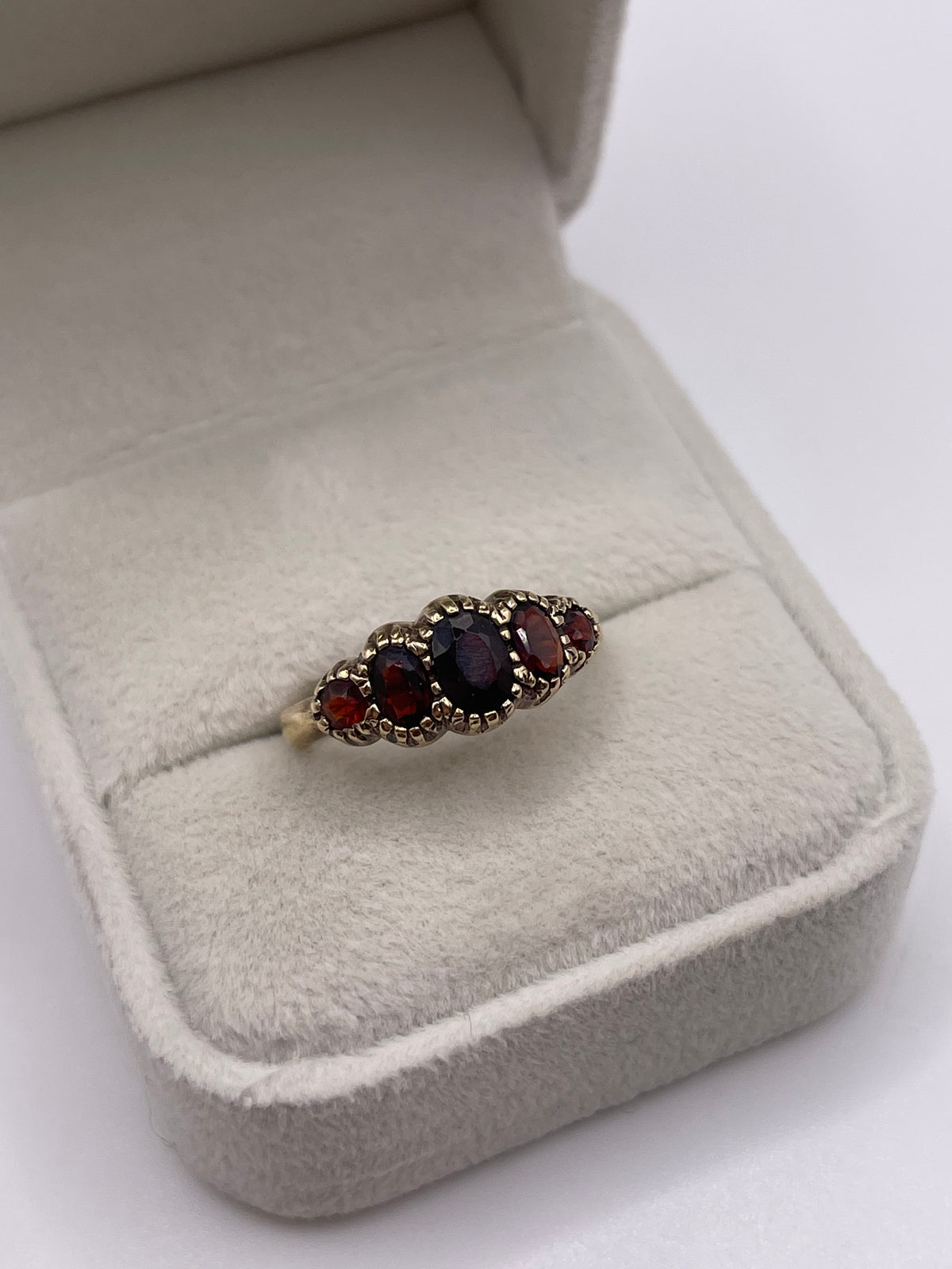 9ct gold garnet ring