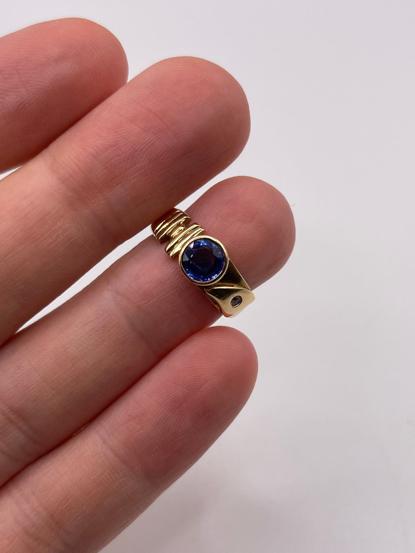 18ct gold sapphire ring