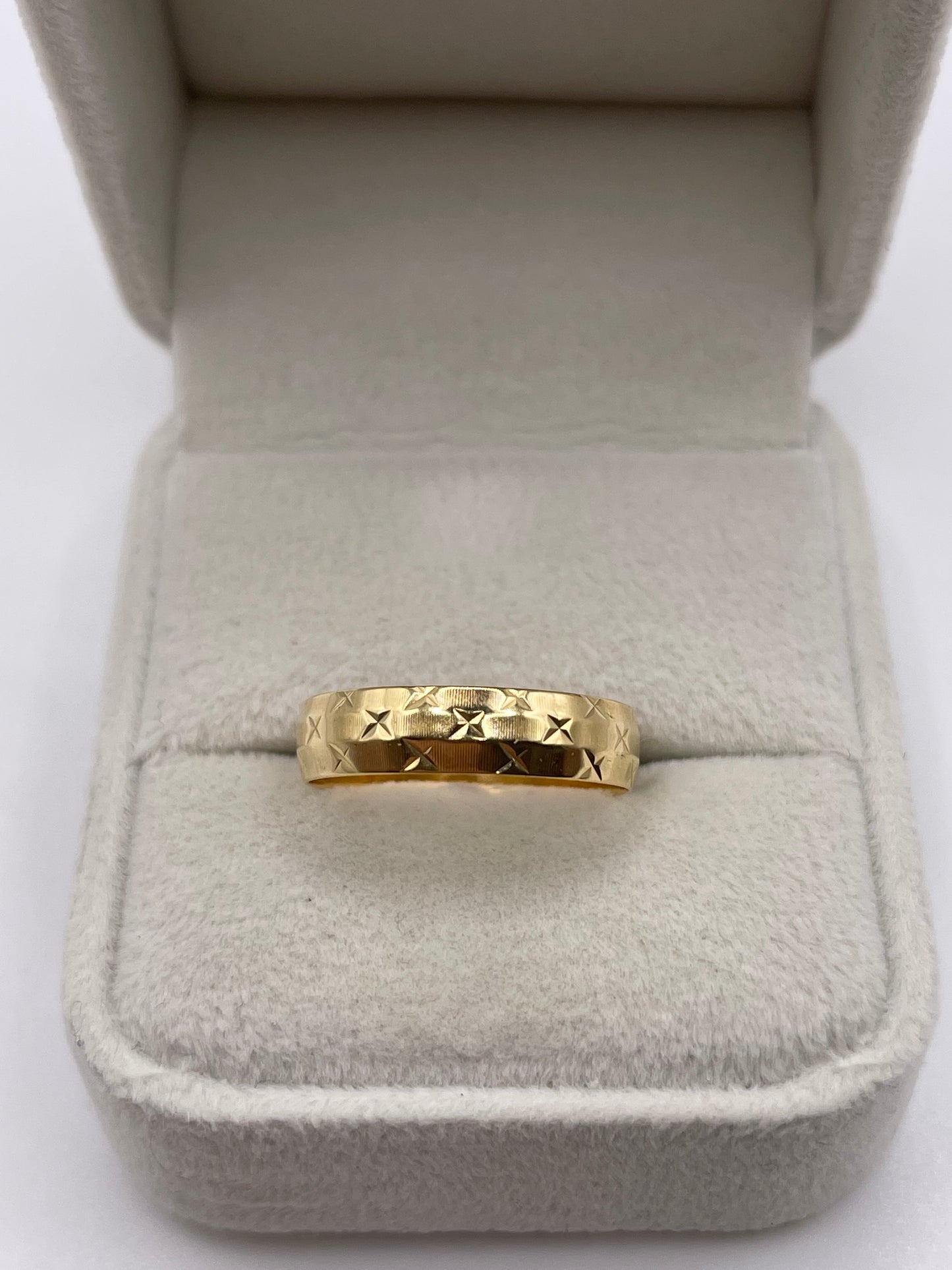 18ct gold patterned band