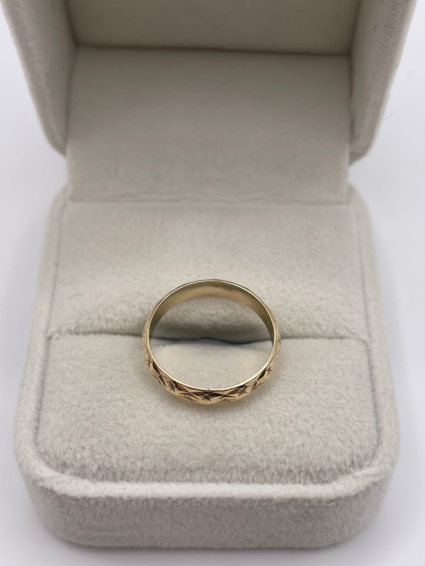 9ct gold patterned band