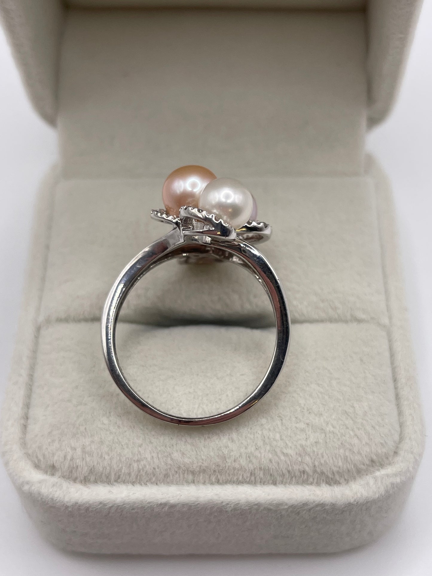 9ct white gold pearl and diamond ring