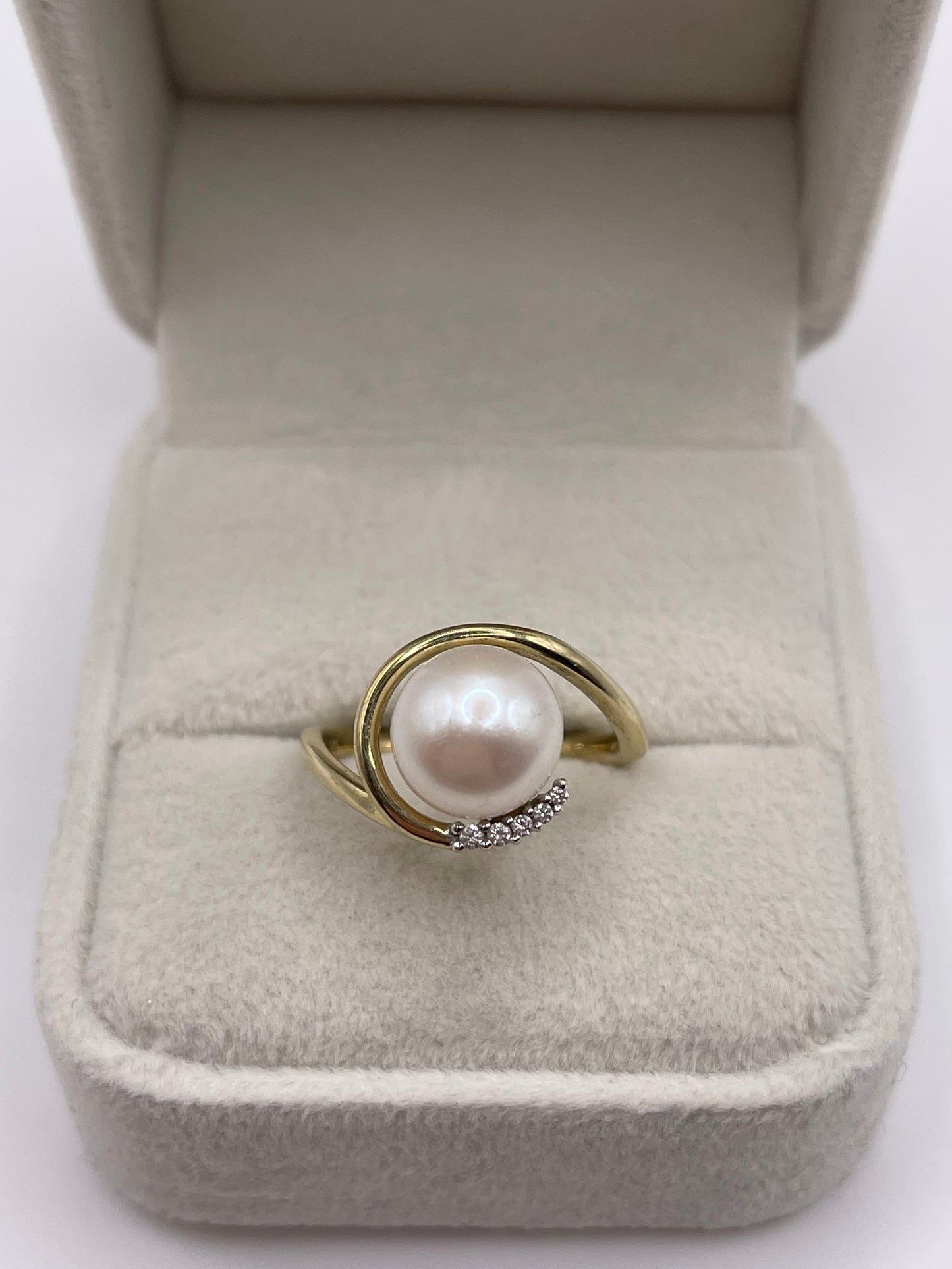 9ct gold pearl and diamond ring