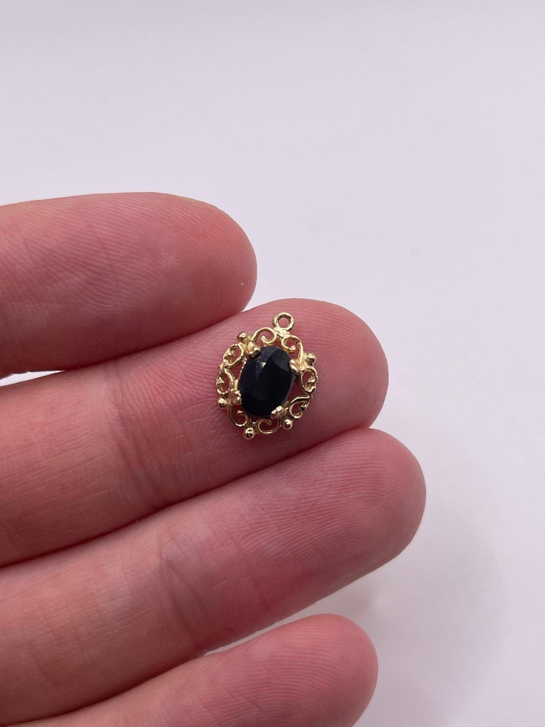 9ct gold sapphire pendant