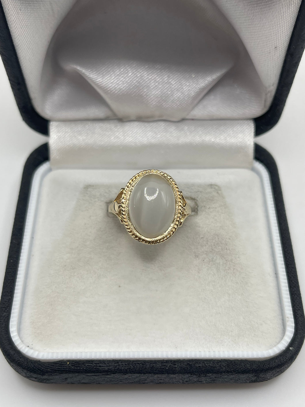 9ct gold moonstone ring