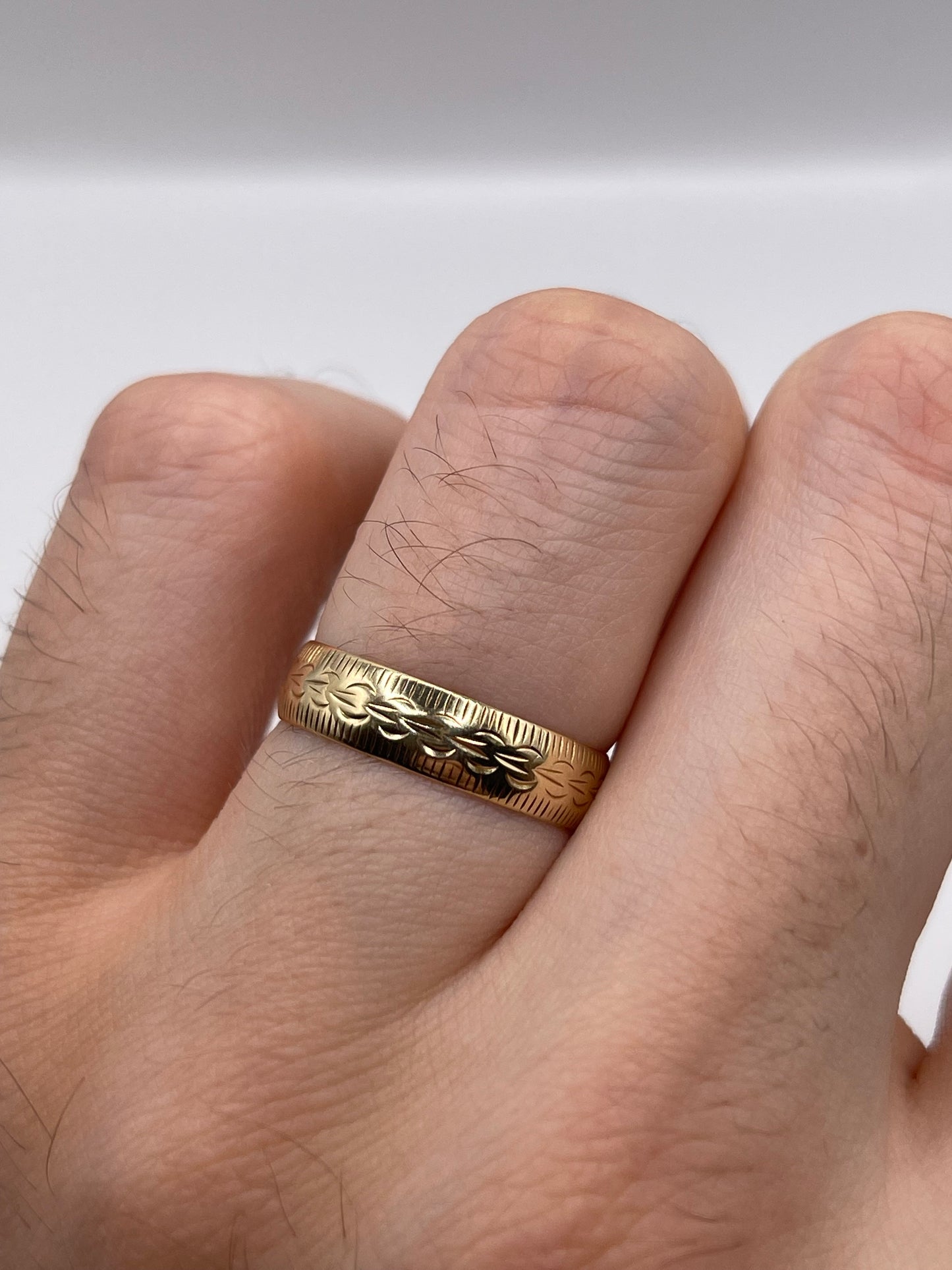 9ct gold patterned band