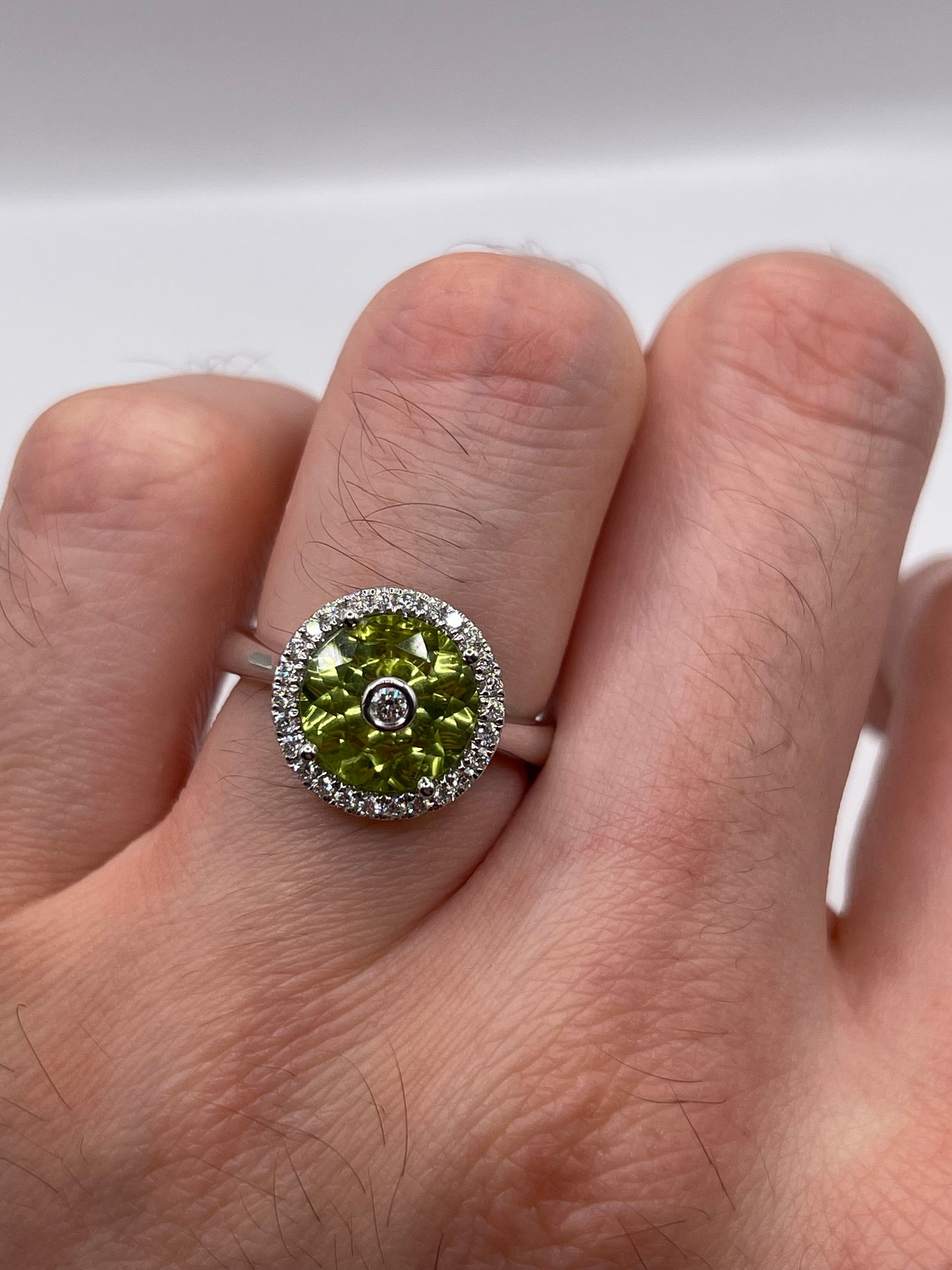 18ct white gold peridot and diamond ring