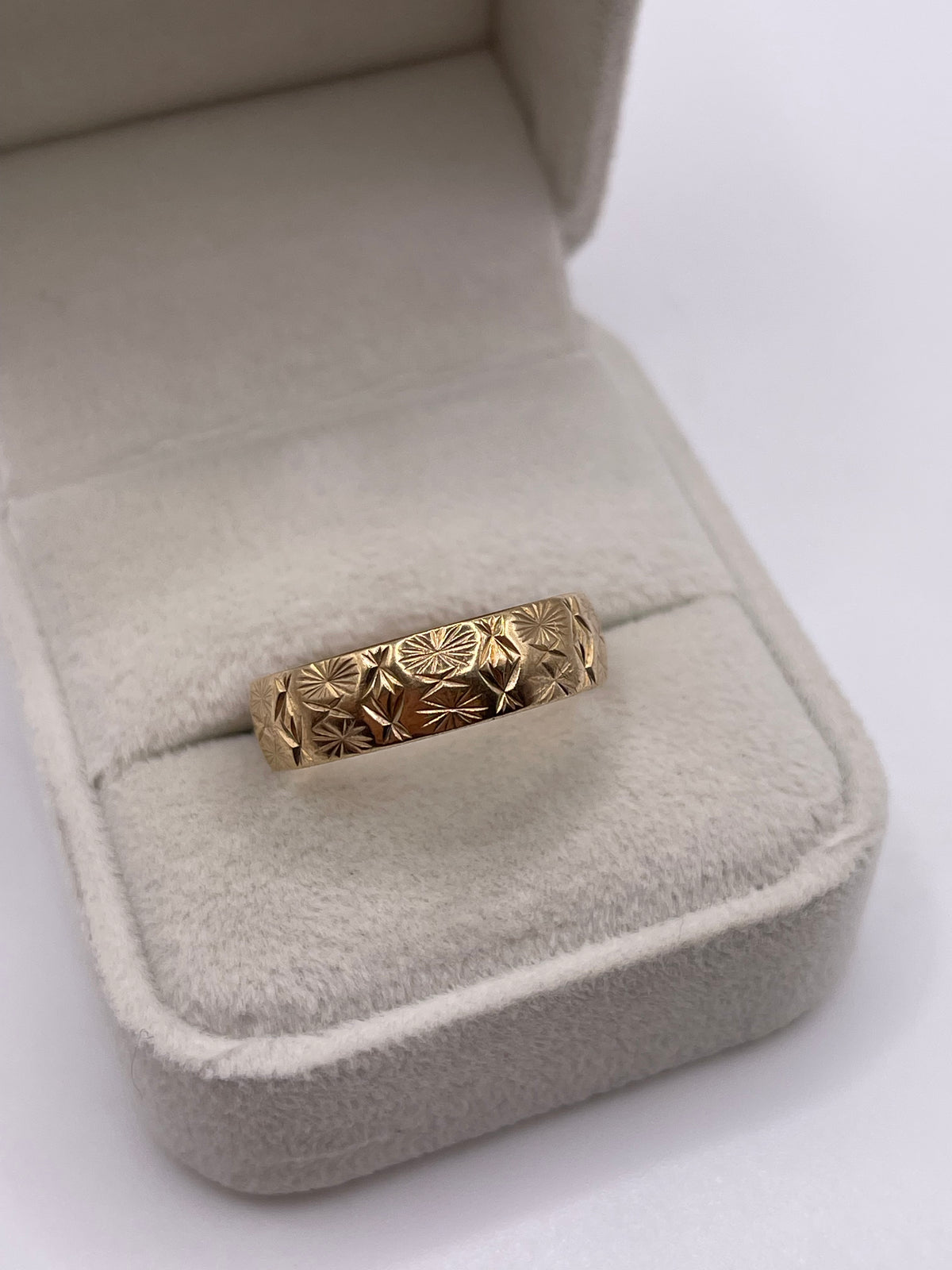 9ct gold patterned band