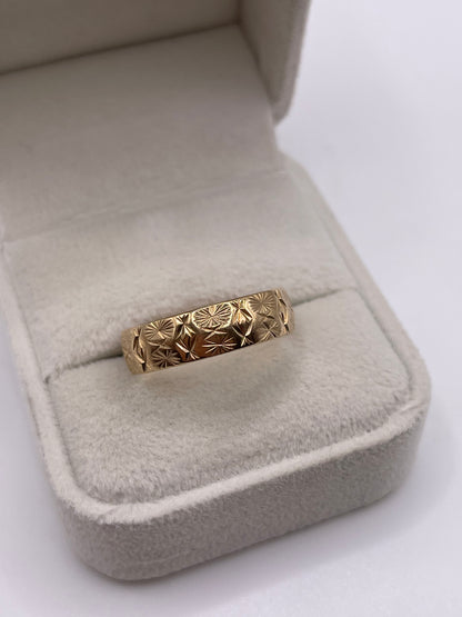 9ct gold patterned band
