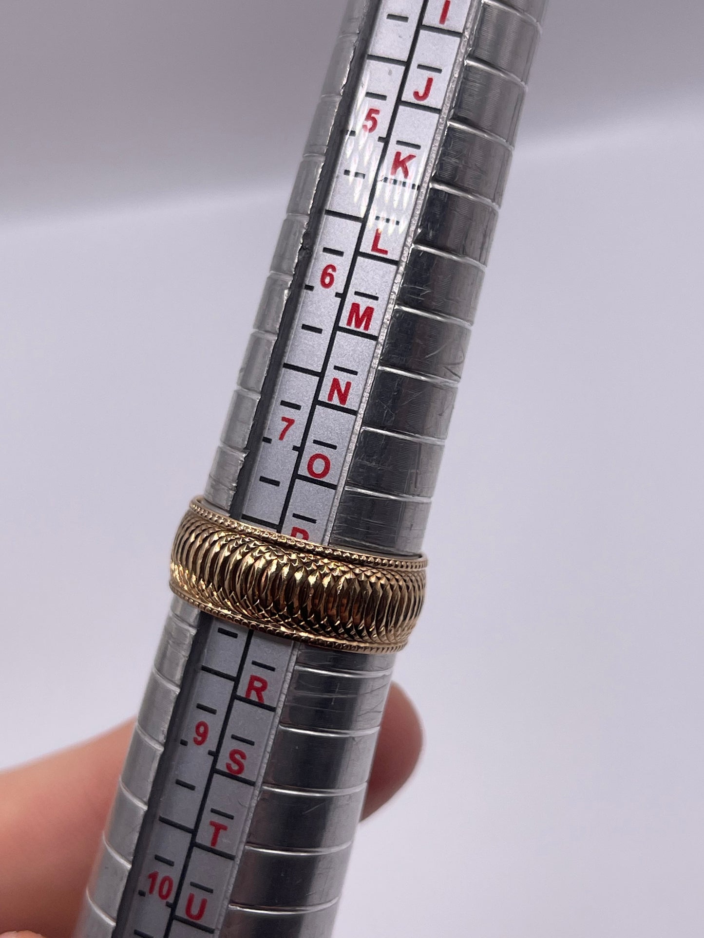 9ct gold patterned band