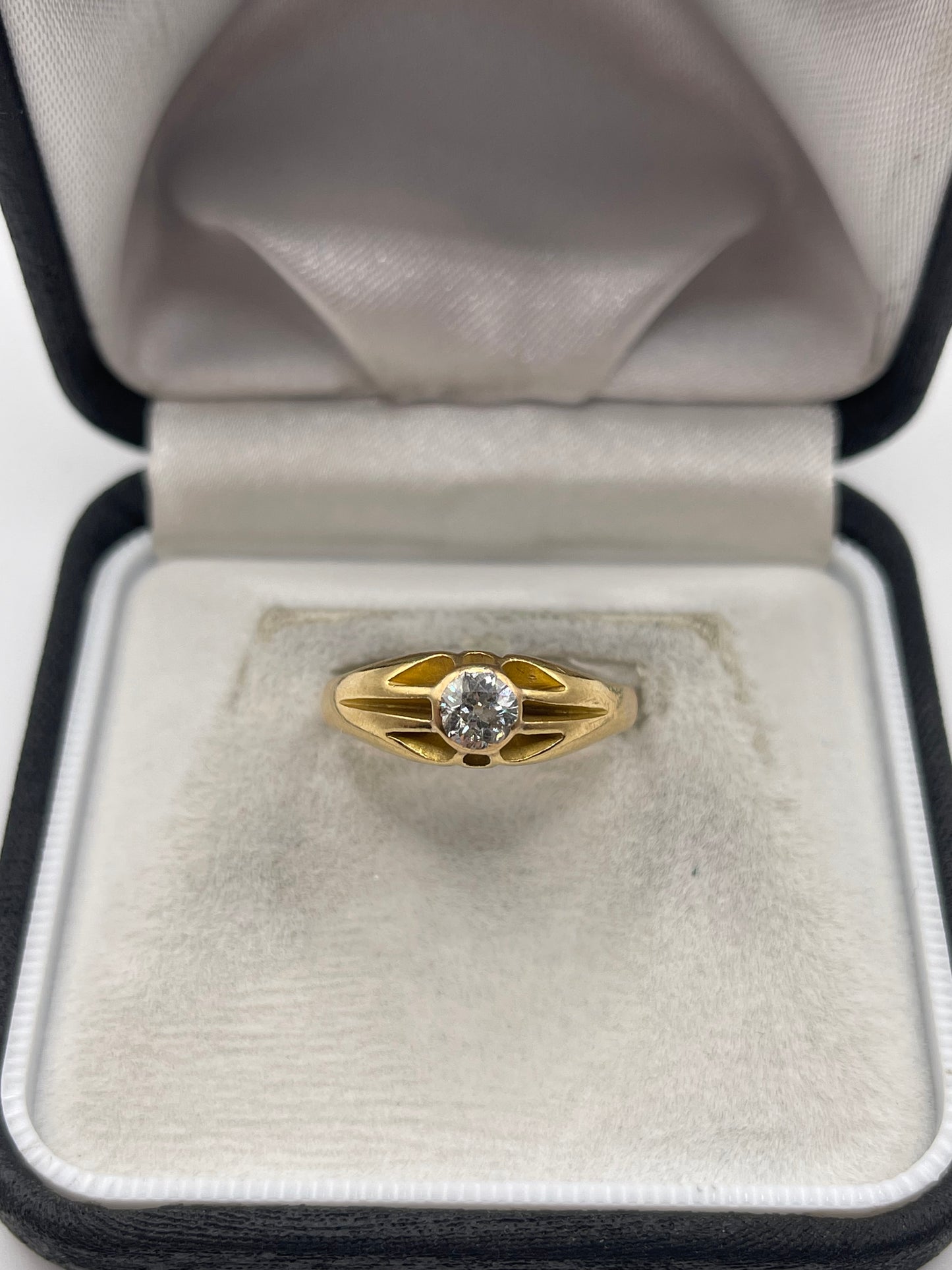18ct gold diamond gypsy ring