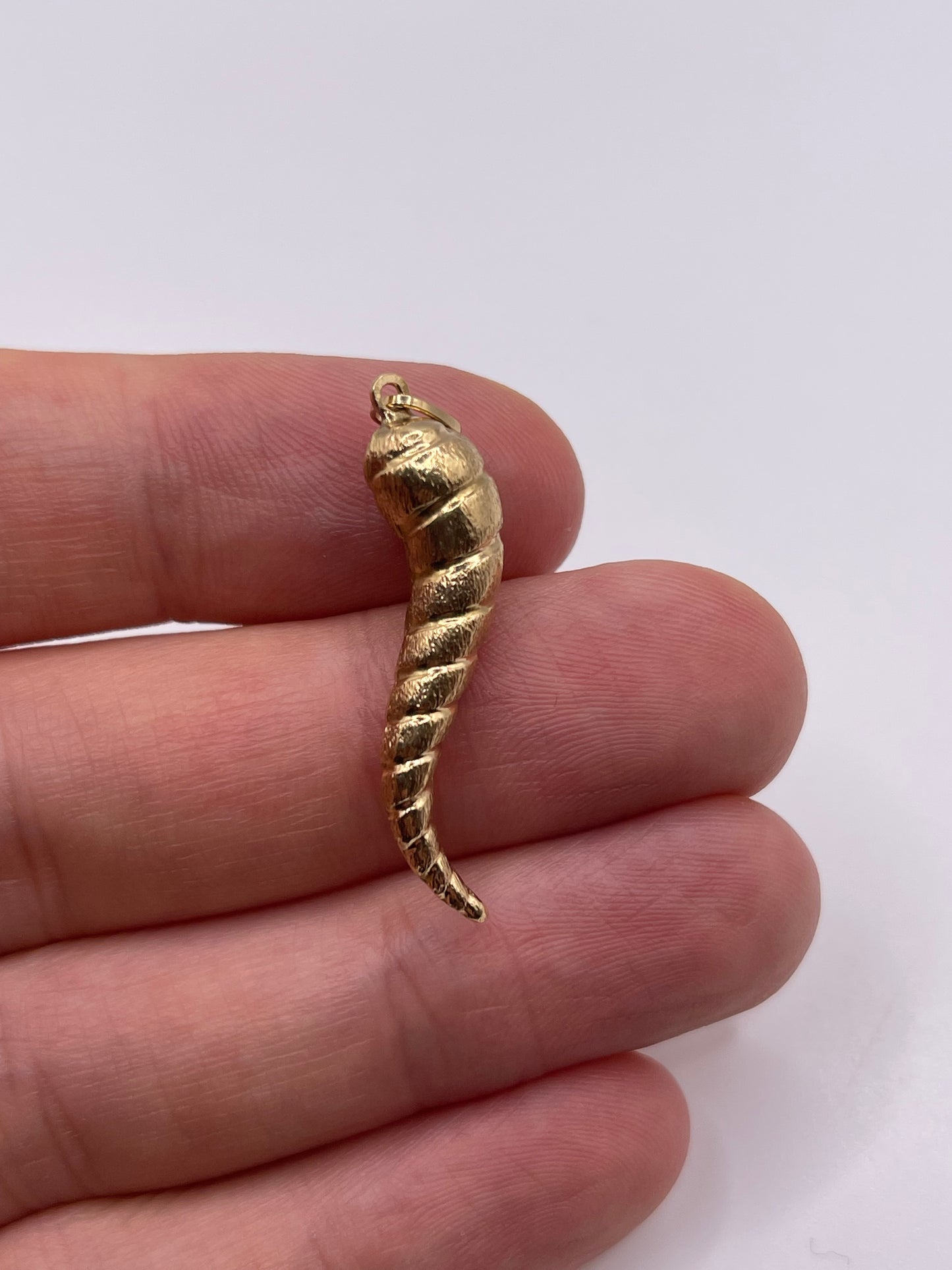 9ct gold horn of plenty pendant