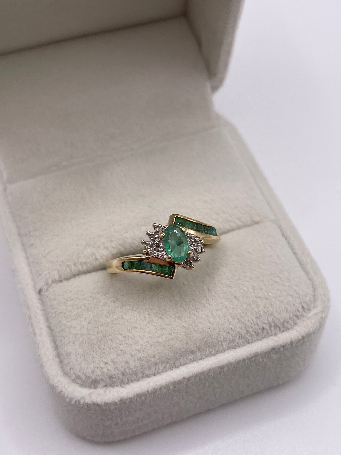 9ct gold emerald and diamond ring