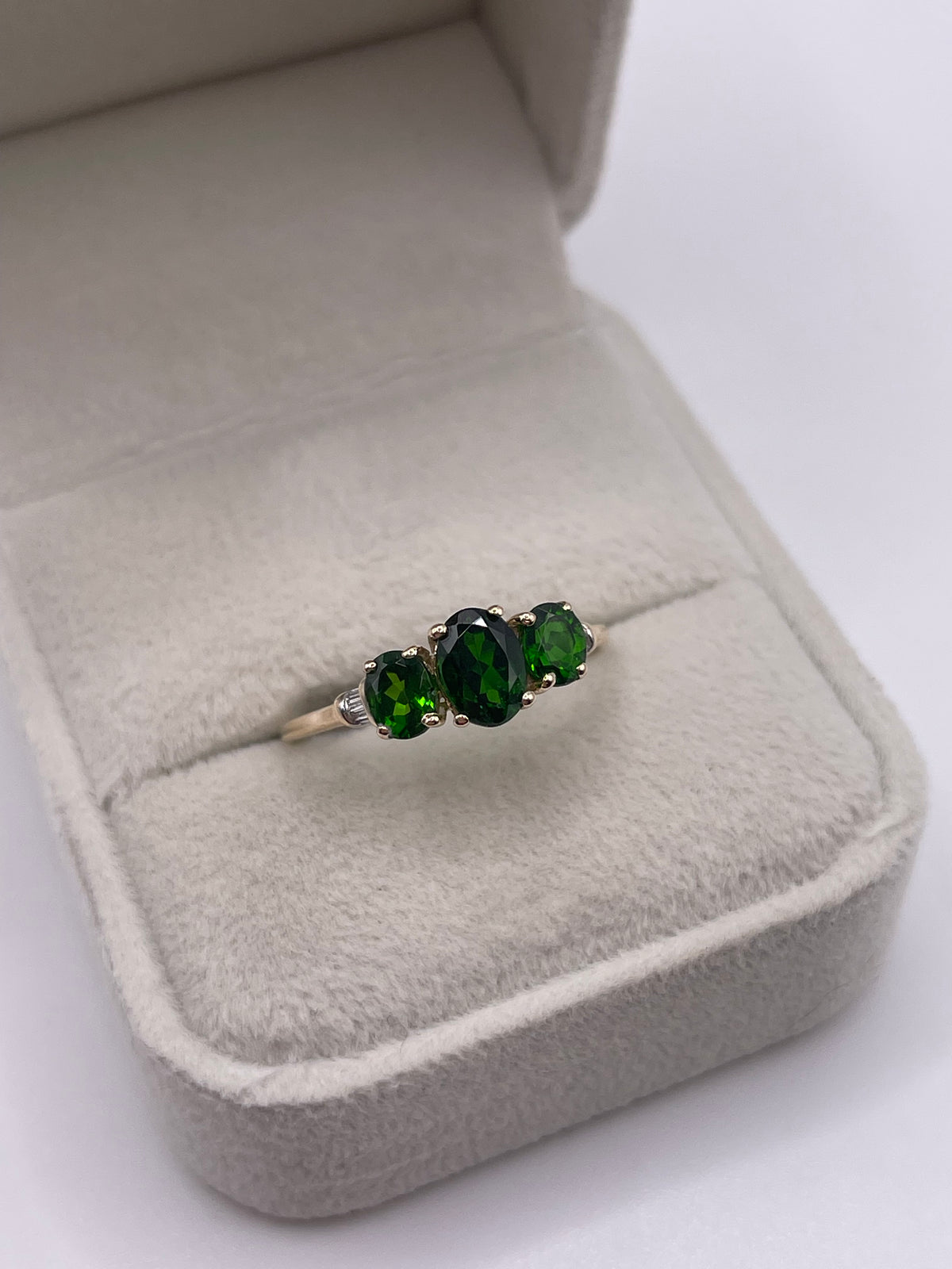 9ct gold diopside and diamond ring