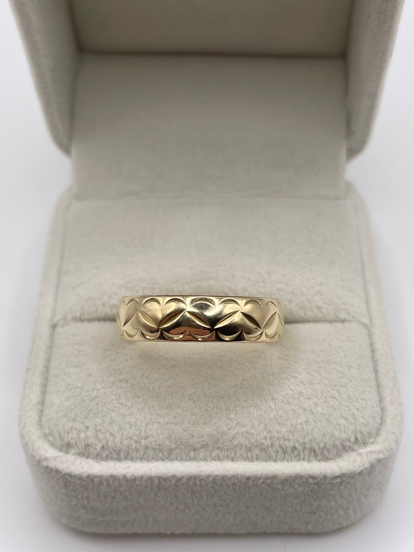 9ct gold patterned band
