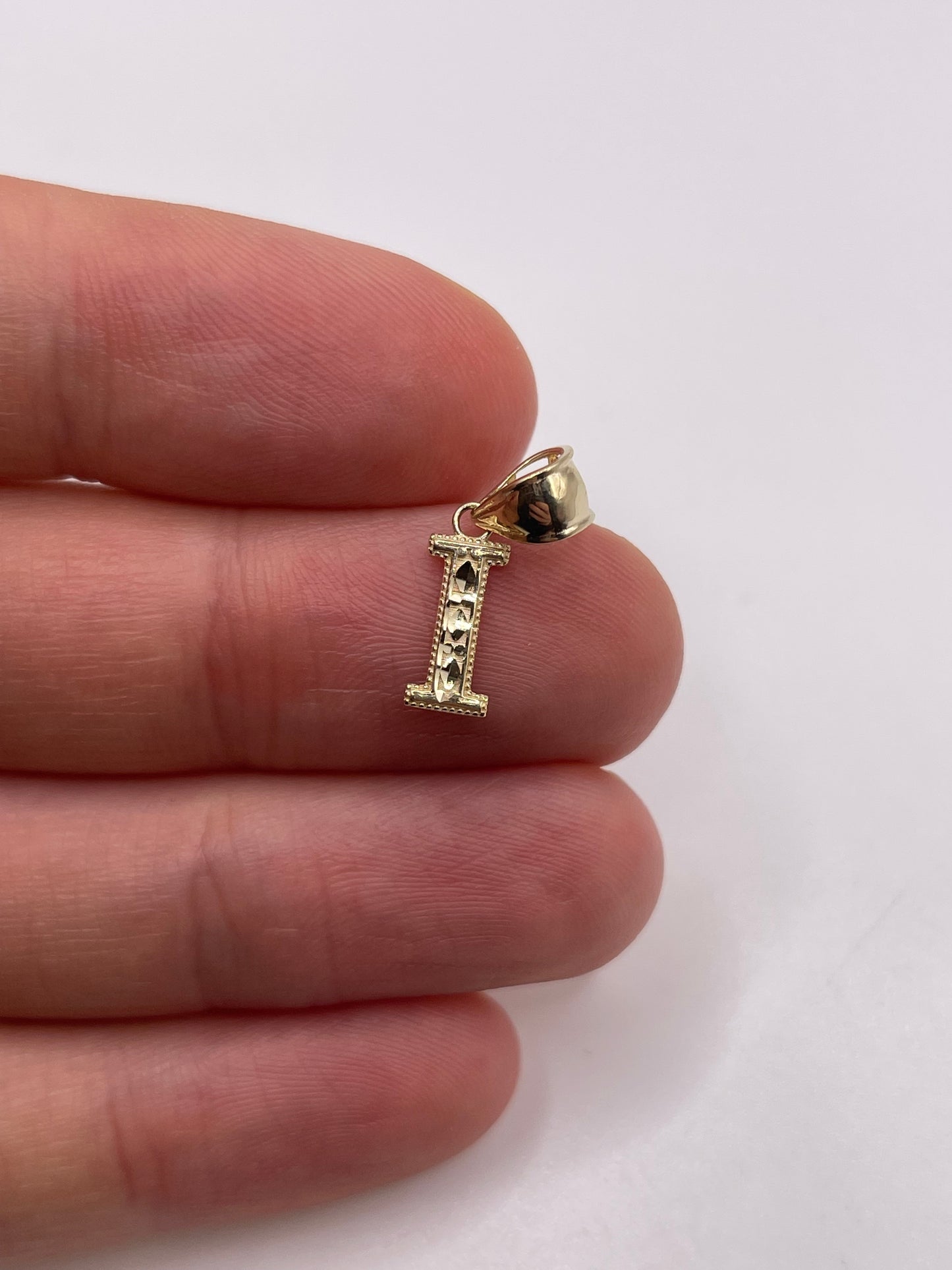 9ct gold initial I pendant