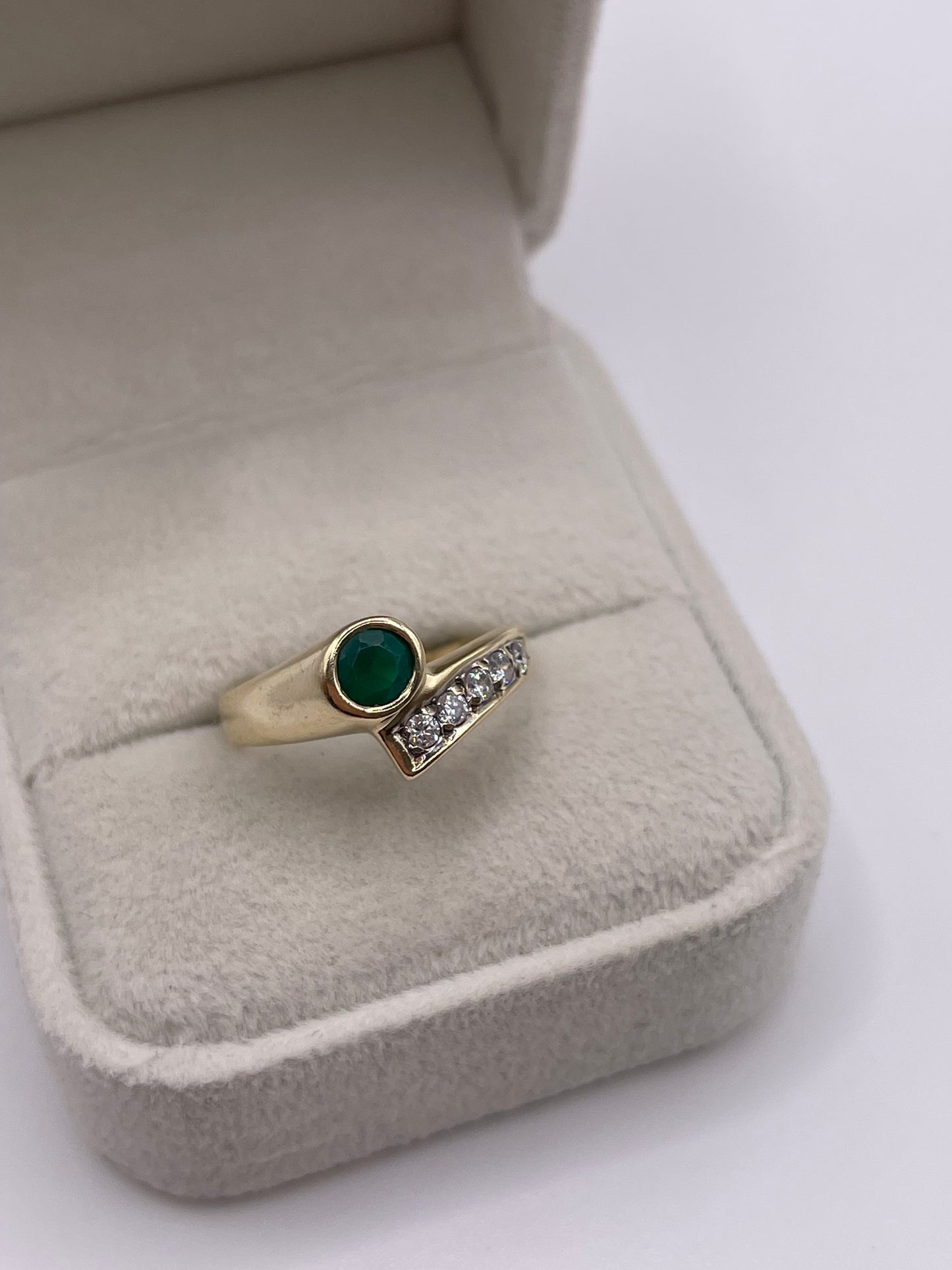 9ct gold green agate and cz ring