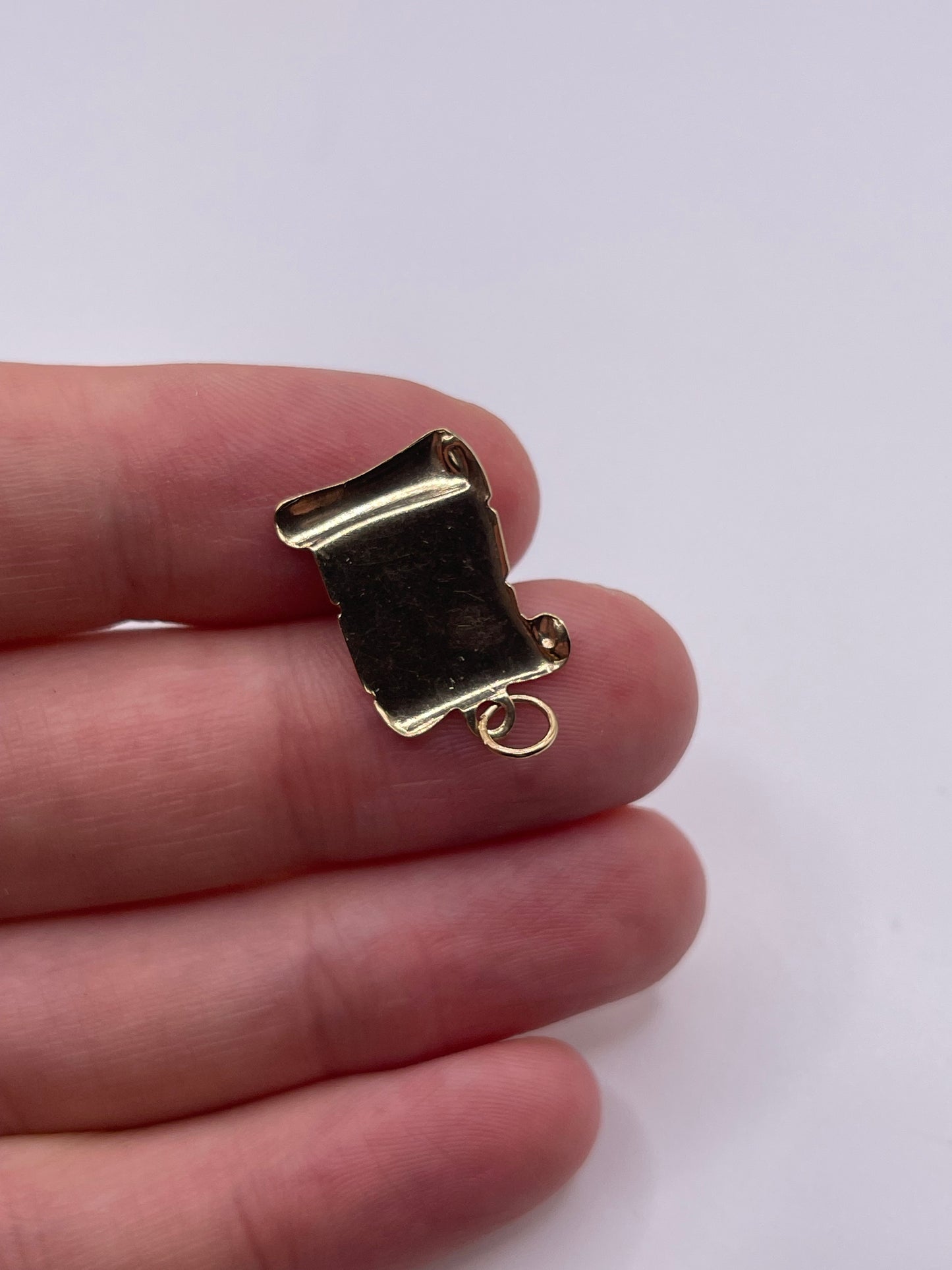 9ct gold scroll pendant