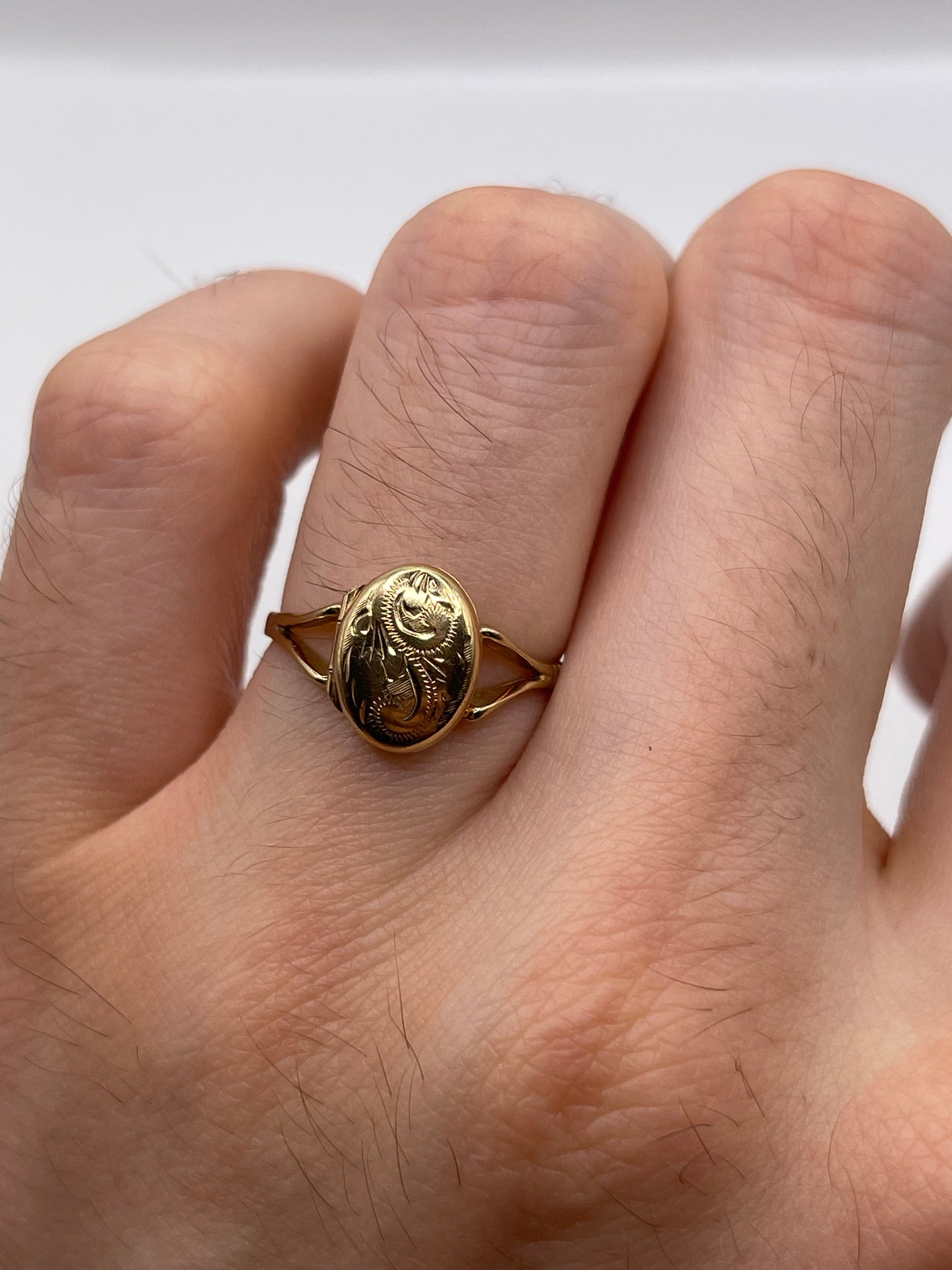 9ct gold locket ring