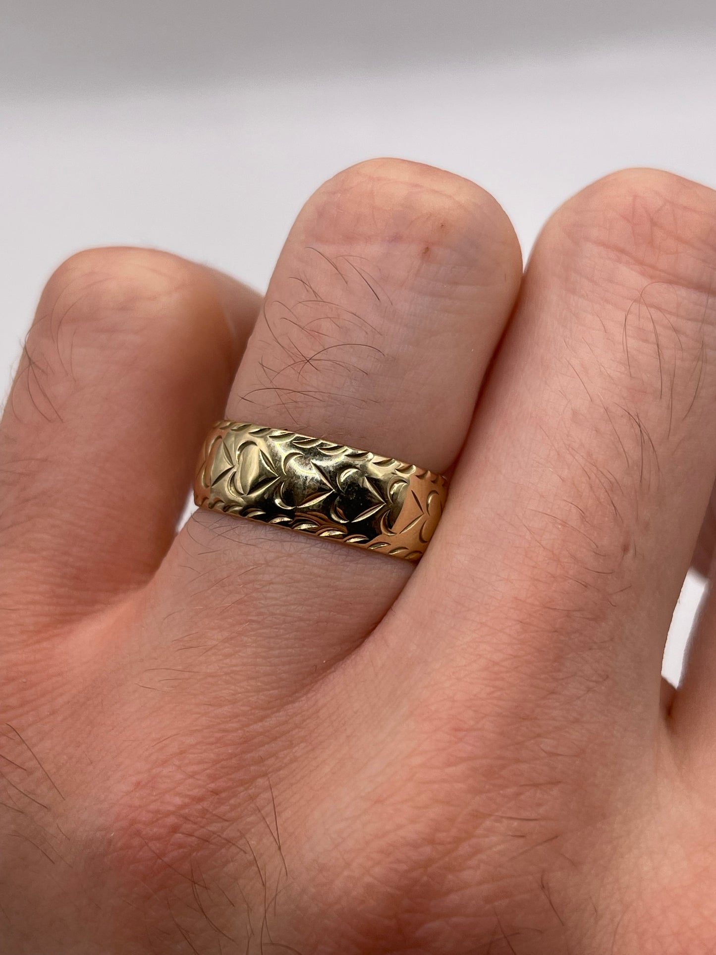 9ct gold patterned band