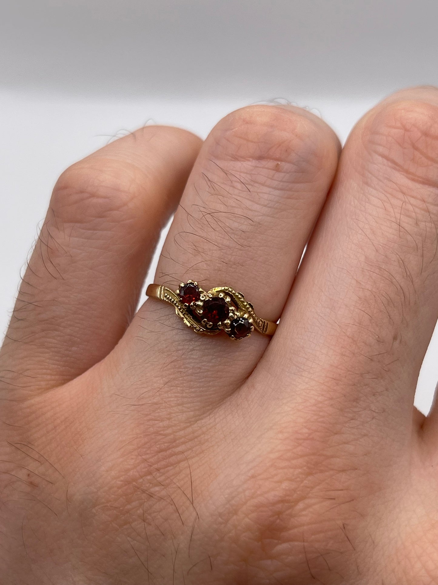 9ct gold garnet ring