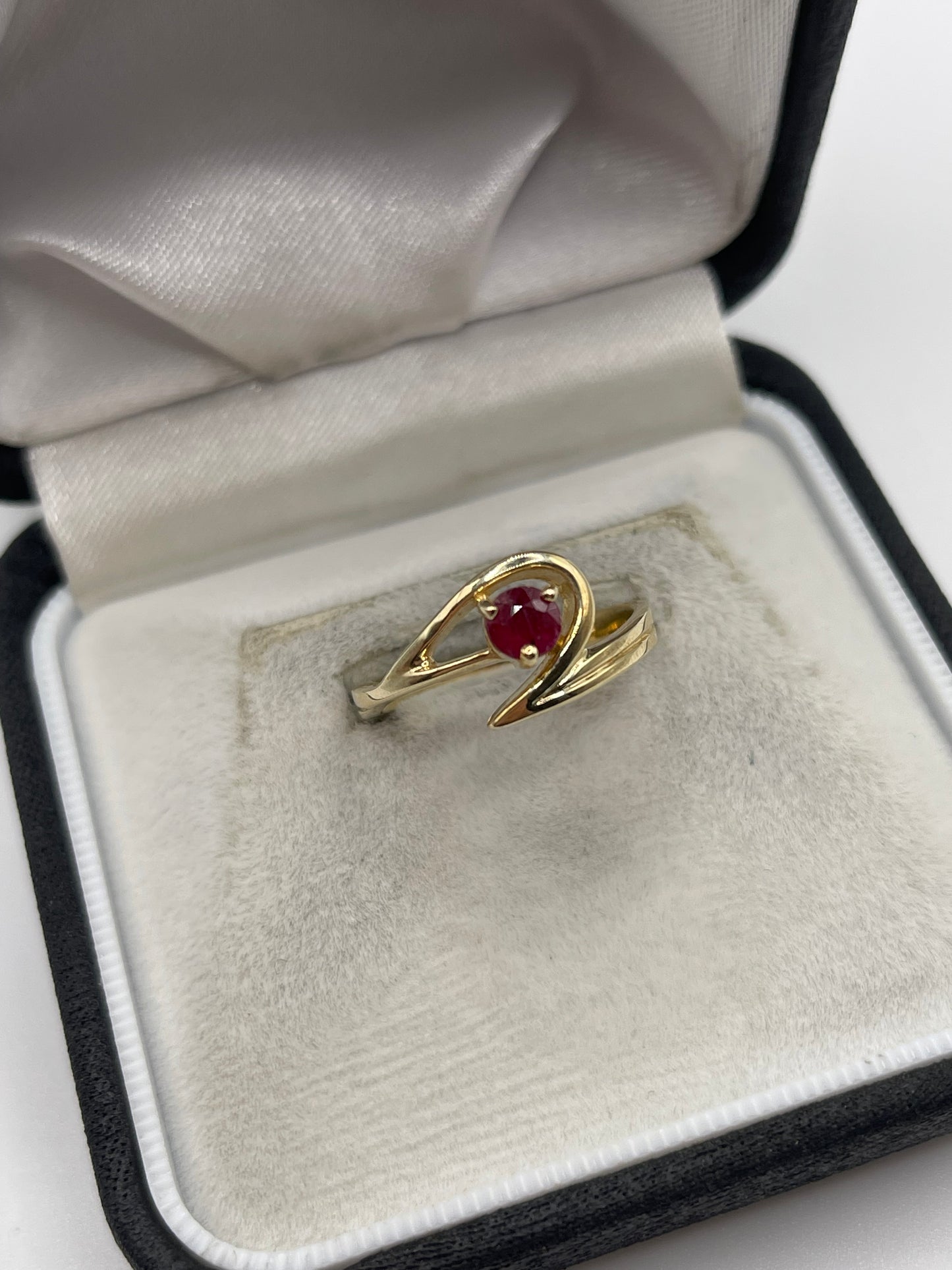 9ct gold ruby ring