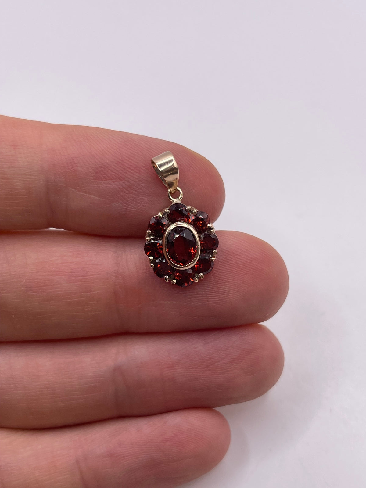9ct gold garnet cluster pendant