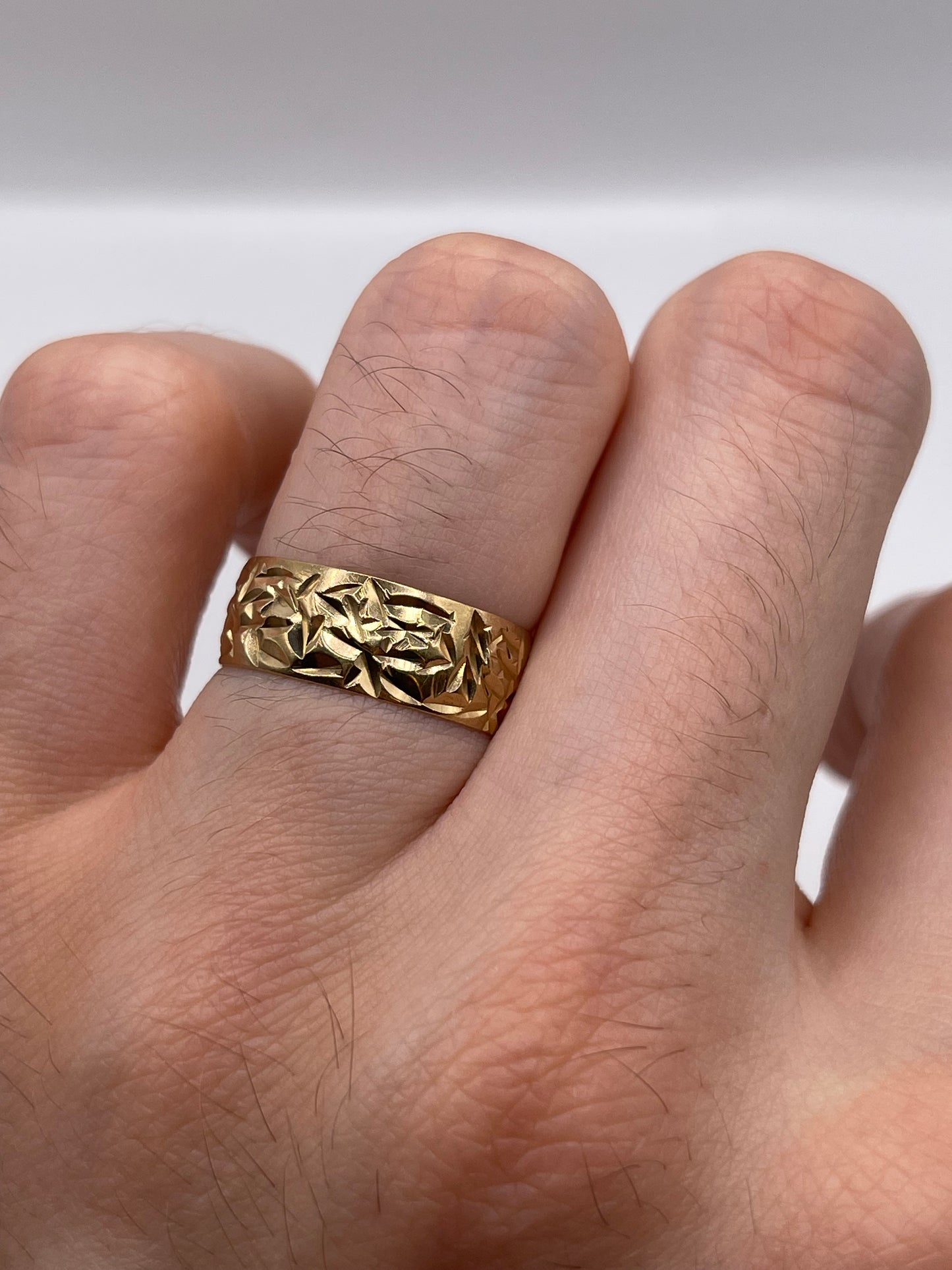 9ct gold patterned band