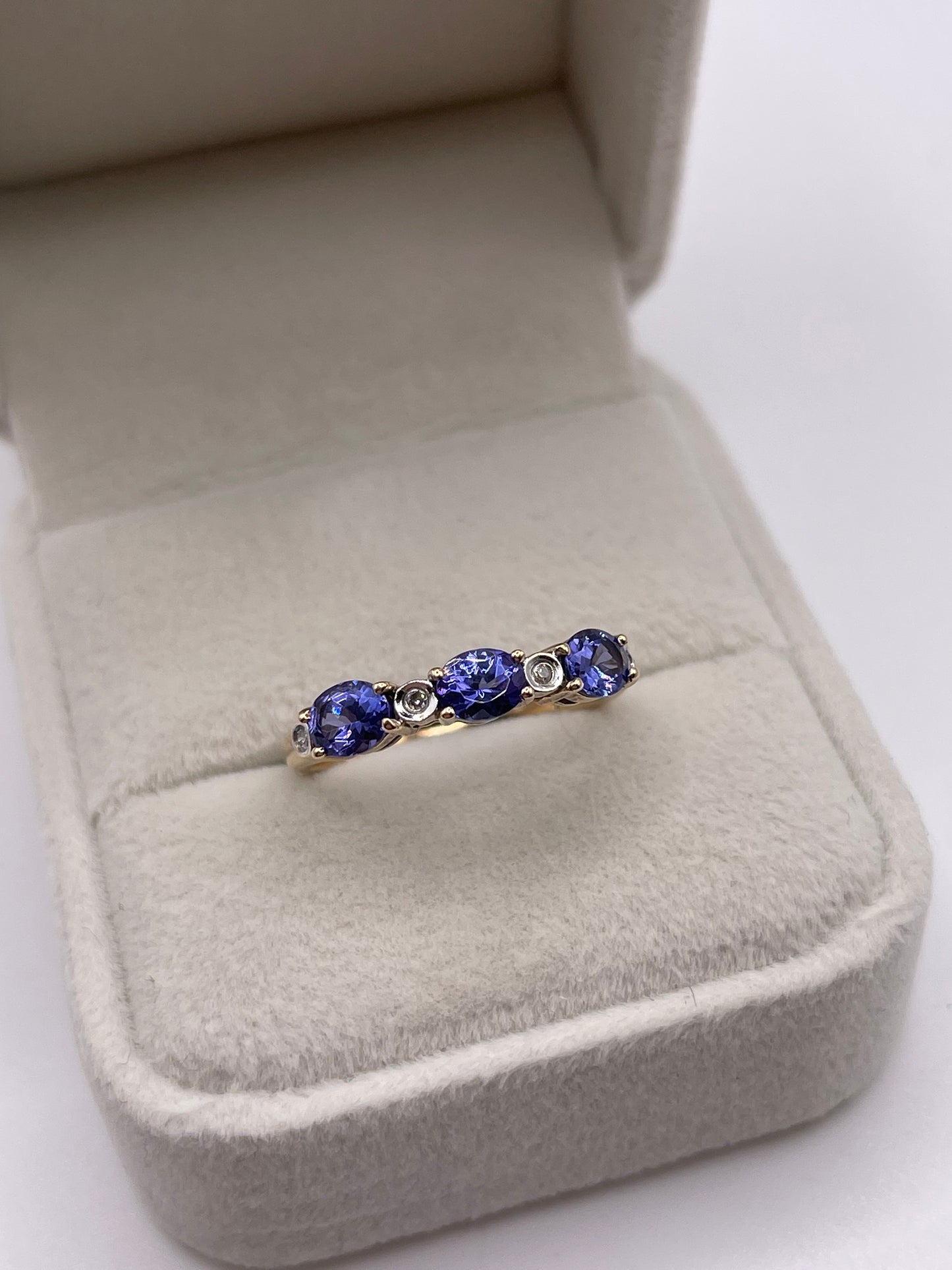 9ct gold tanzanite and diamond ring