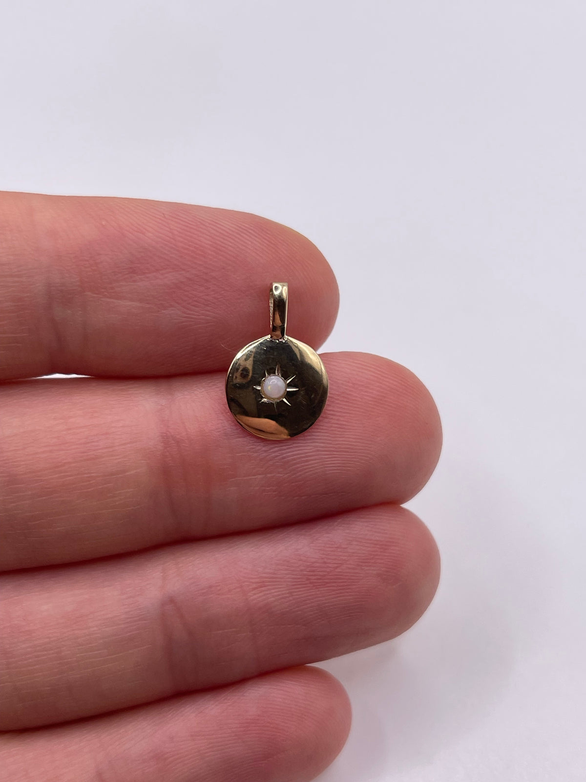 9ct gold opal pendant