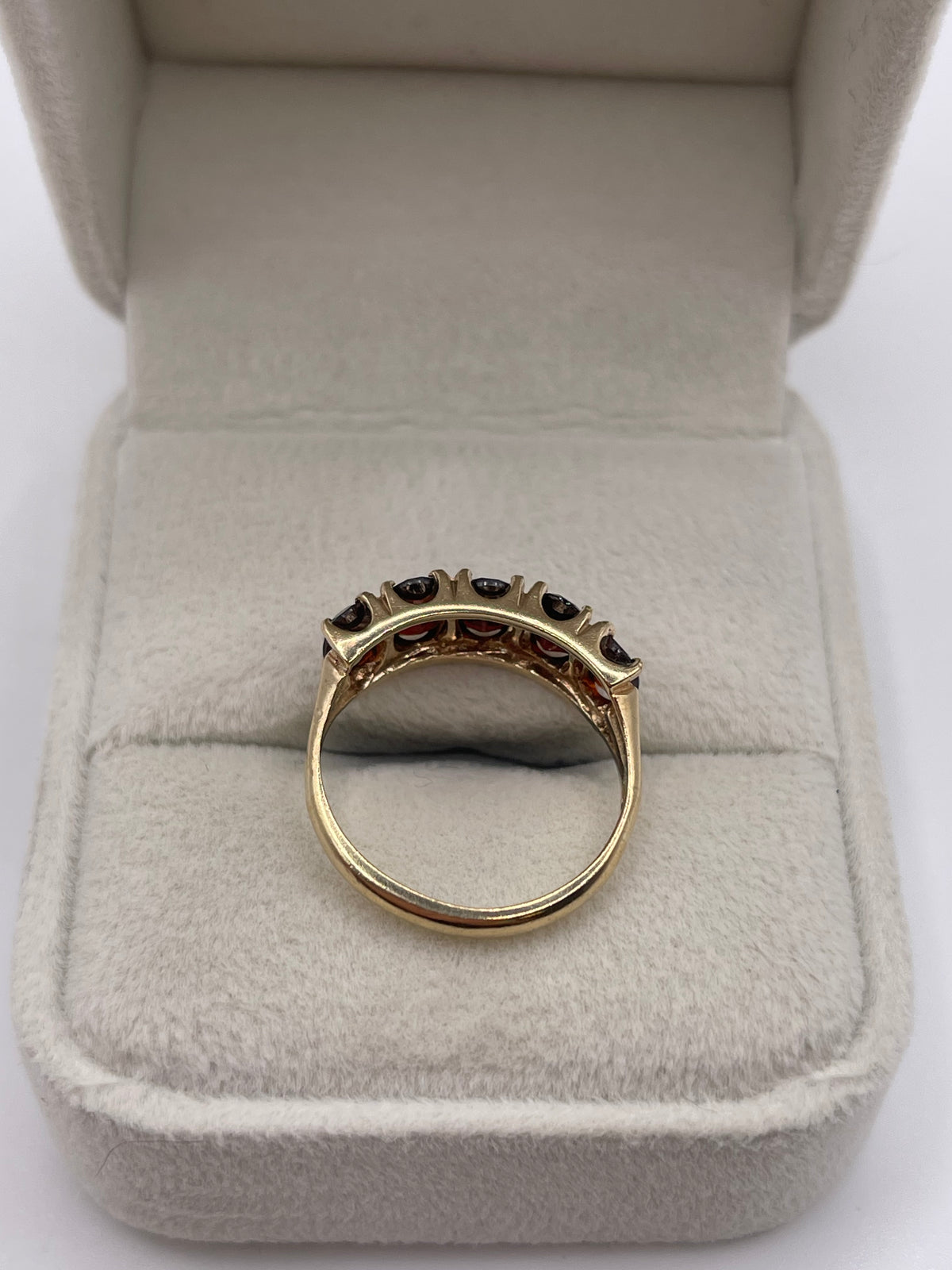 9ct gold garnet ring
