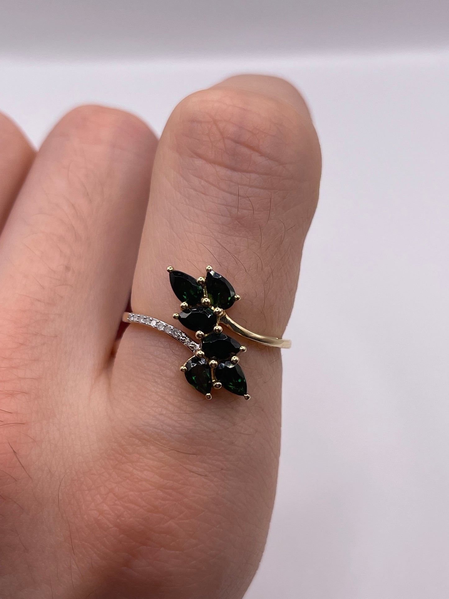 9ct gold diopside and diamond ring
