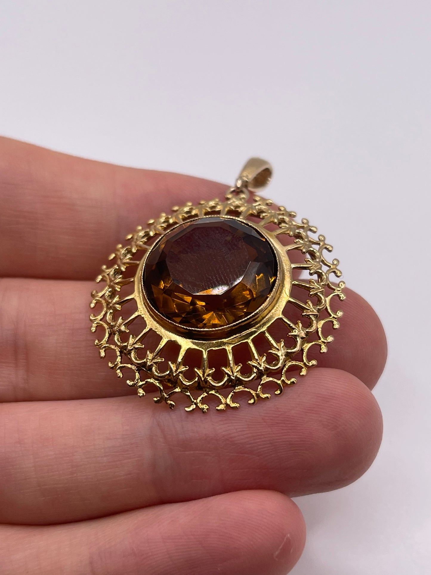 9ct gold citrine pendant