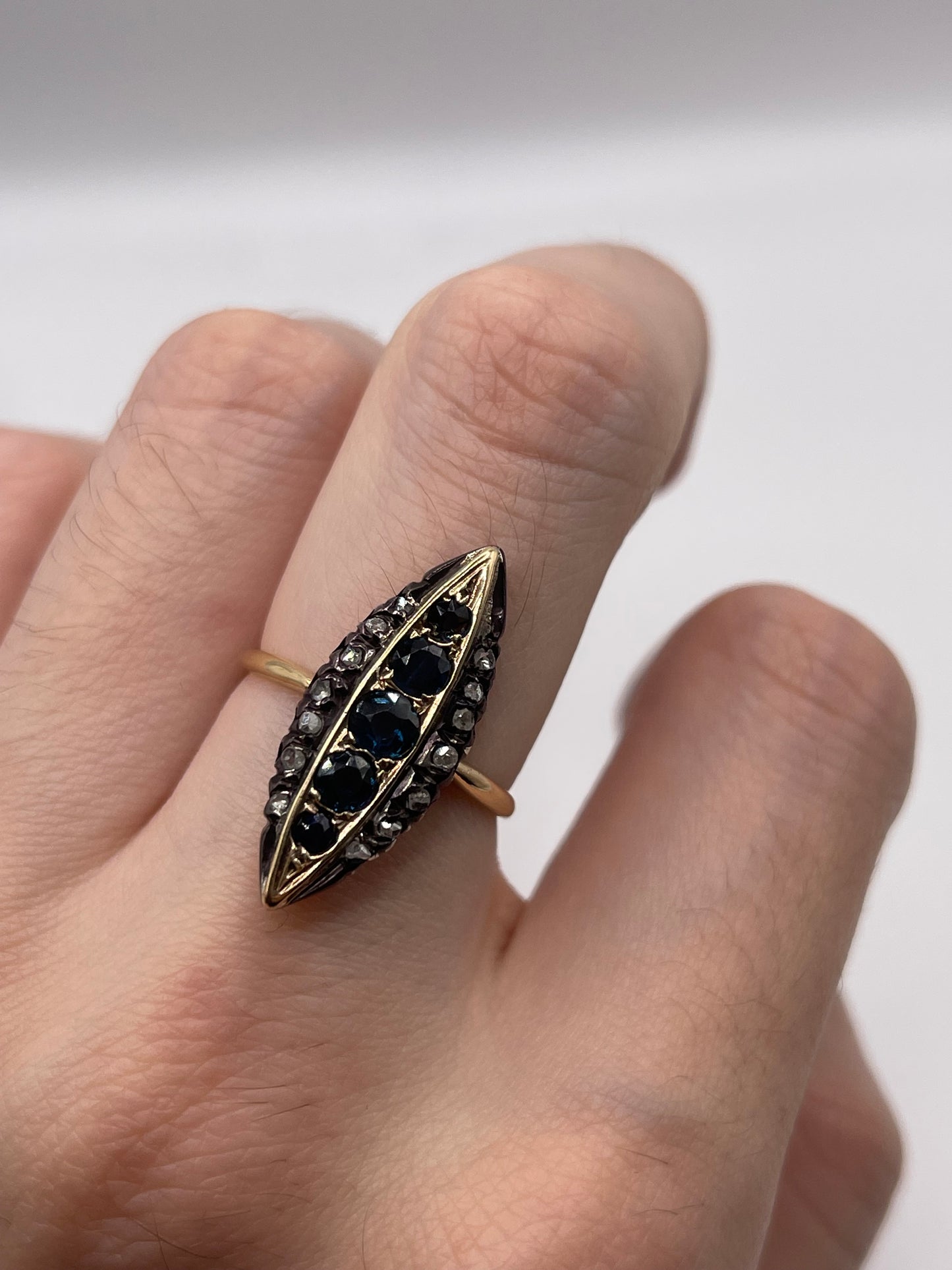Antique 18ct gold sapphire and diamond ring