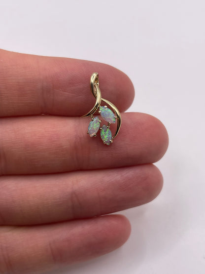 9ct gold opal pendant