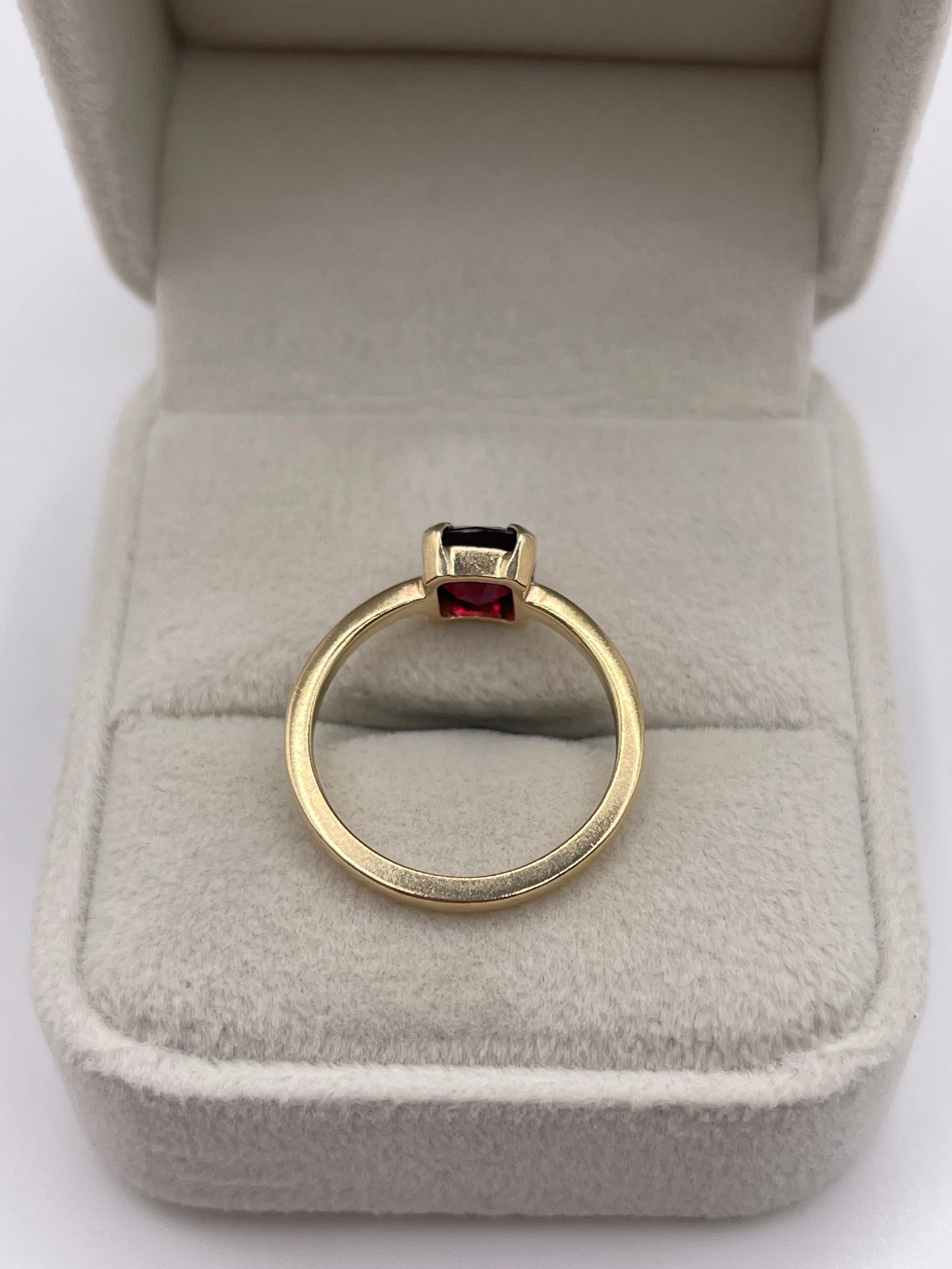 9ct gold garnet ring