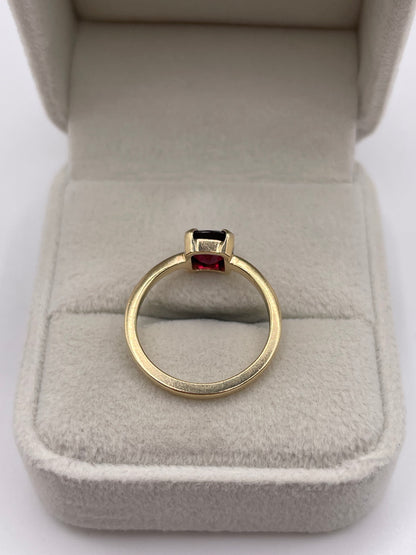 9ct gold garnet ring
